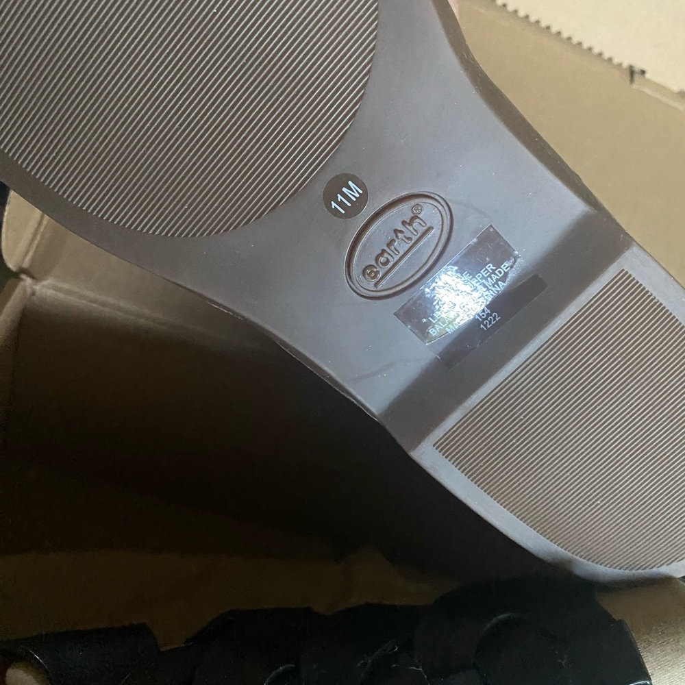 Earth Origins Black Leather T-Strap Sandals - Picture 4 of 6